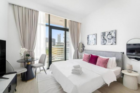 Luxe Studio with Pool and Gym